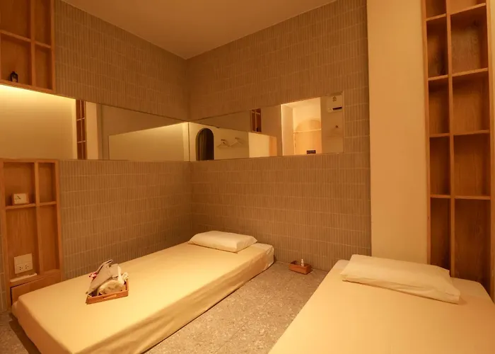 Montraj Continent Sukhumvit 5*