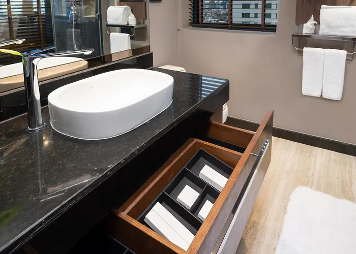 Hotel Montraj Continent Sukhumvit 5*